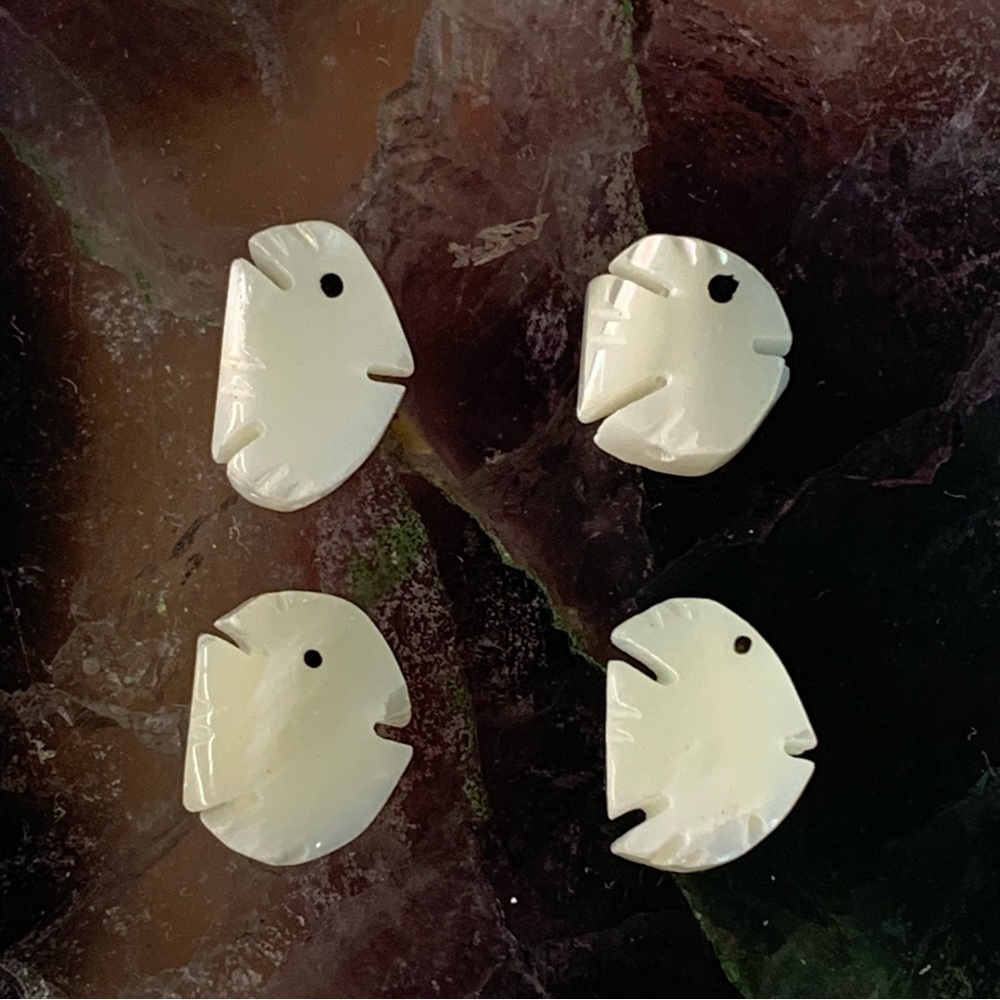 4 Hand Carved Mother of Pearl Fish Fetish Beads MOP Angelfish Vintage Lot 10mm - Picture 16 of 16